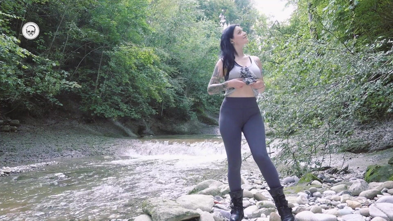 Alissa Noir: Alissa Noir si diverte con il suo lussureggiante all'aperto