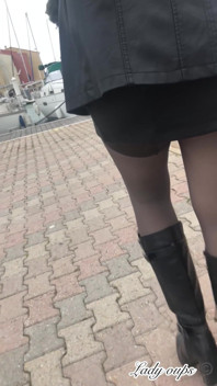 Mini Jupe En Cuir Sans Culotte Et Exhibition En Public