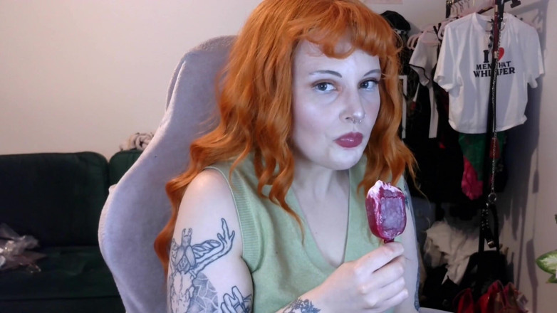 Bigtiddygoth: Mănâncă înghețată Asmr
