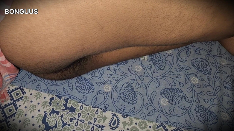Riya Bonguus: Tante india berbagi ranjang saat suaminya lagi ngentot memek berbulunya...