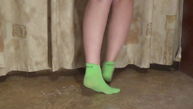 Goddess Misha Goldy: Feets , calf muscle and walking on toes fetishes in green...