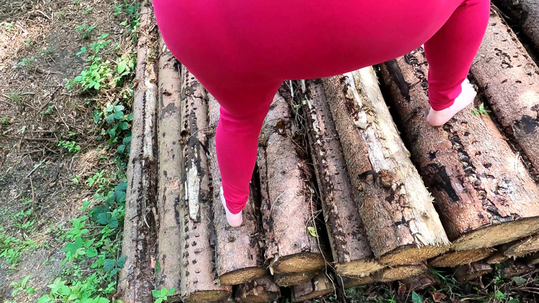 Bouncy Tits Action: Çıplak gövdesiyle ağaç gövdesine uzanın