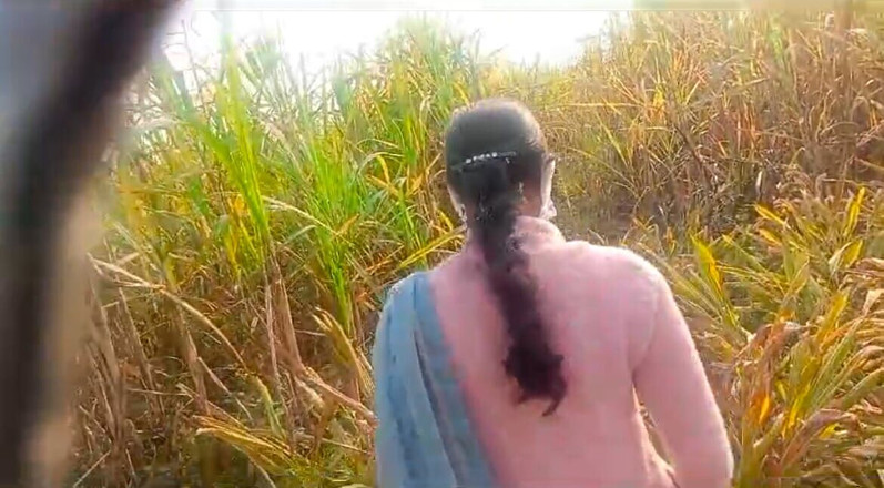RadhaDevi: Desi Bhabhis schwager fickte sie auf dem feld