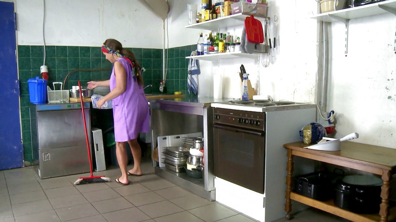 MMV German Amateur: Milf empregada é fodida com força em sua buceta molhada