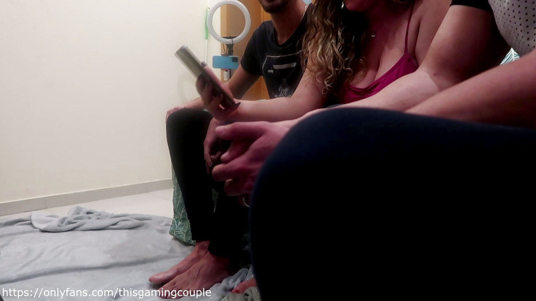 GamingCouple: Eine betrügende ehefrau fickt den freund ihres ehemanns, während er...