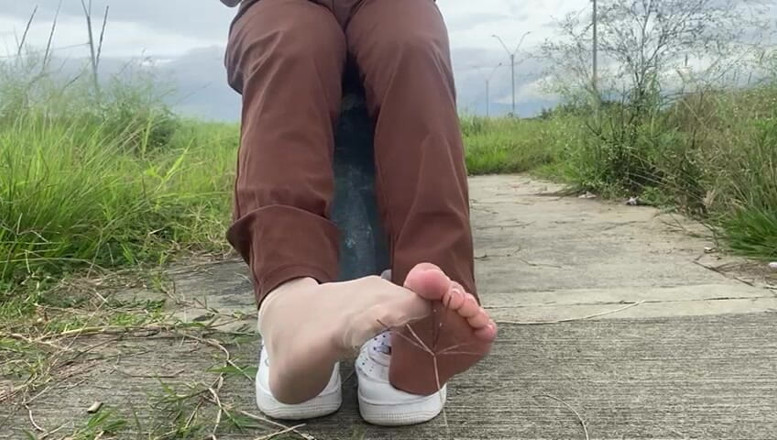 Mr Feet Colombia: ELA FAZ A BARBA DOS SAPATOS EM PÚBLICO E COLOCA...