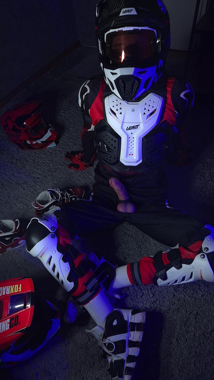 Sneakersmax98: Geile bikerin spielt mit seinem schwanz