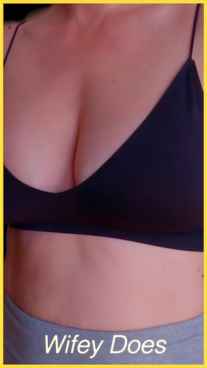 Wifey Does: Une femme mariée taquine son soutien-gorge de sport noir