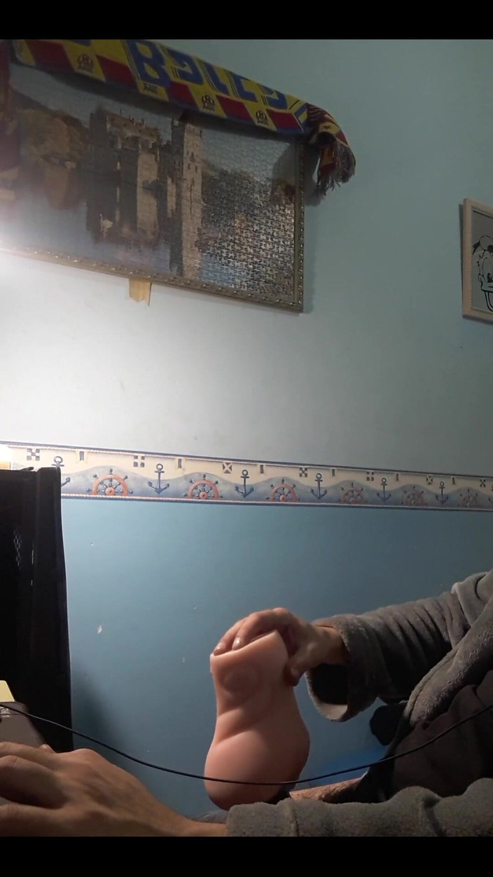 The girls' cave of fear: Fuge în aer