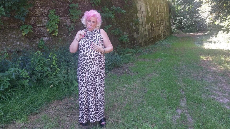 PureVicky66: Mature Slut Fingers Pussy Outdoors Till Squirting Explosion