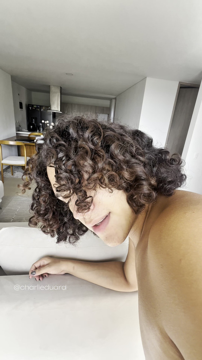 Charlieduardd: Penis yang sangat besar untuk seorang pria muda dengan rambut...