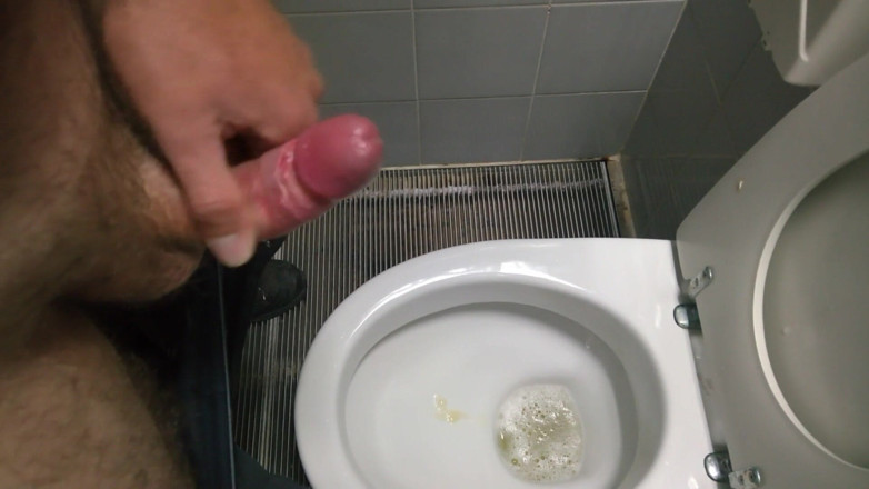 Cicci77: Pișare și spermă în toaleta publică pe autostradă cu Cicci77 și Pedro!!