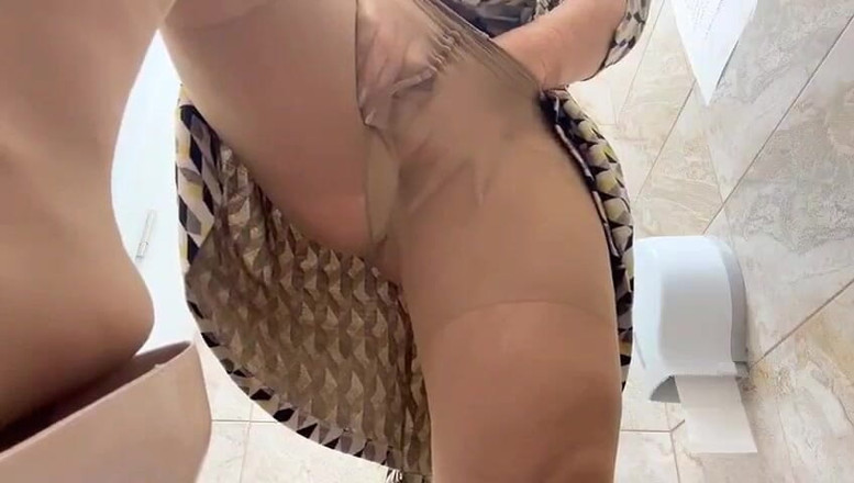 Step Mommy: Nadržená zralá žena v punčochách a vysokých podpatcích masturbuje na veřejné...