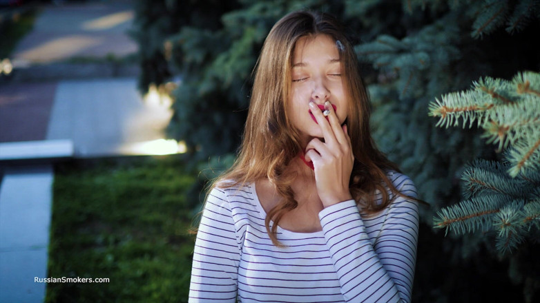 Russian Smokers: Awek Rusia yang sultry merokok rokok oleh Waves
