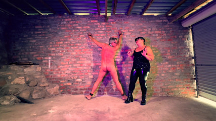 Mistress April: Maîtresse dominatrice April - Unité 28