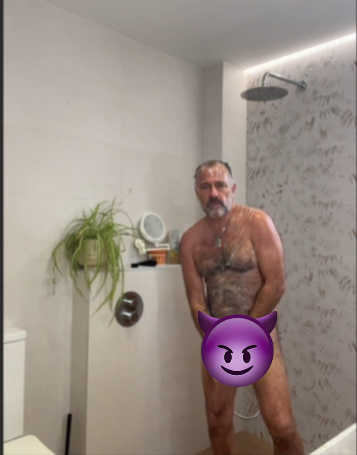 Daddybearvlc: Papai na hora do banho. Empting My Balls for My...