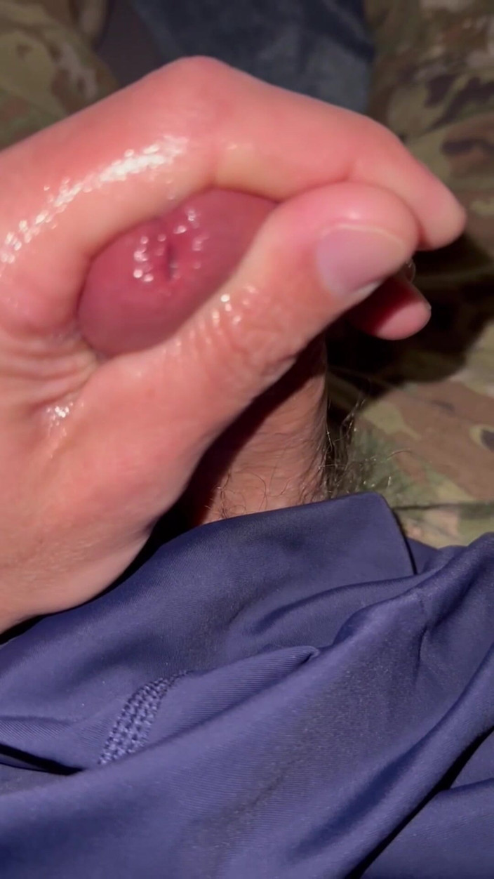 Army Specialist: Armádní voják ukazuje své pižmy velikosti 12 nohou při honění jeho...