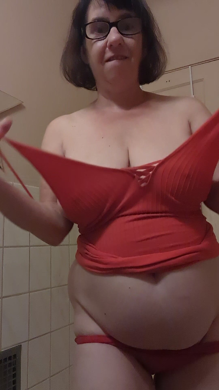 BustyBrendaxx: Red Coura vypadá na podlaze lépe!