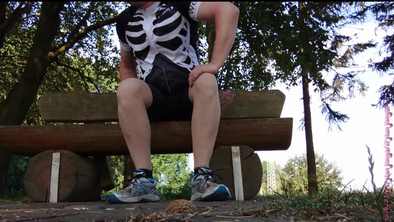 Carmen_Nylonjunge: Pausa in collant durante il giro in bici 1 ** Spogliarello **