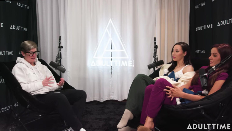Adult Time Podcast: Des stars du font un podcast après une rencontre lesbienne