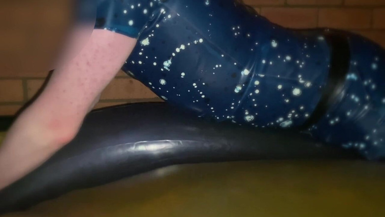Aussie bi boy: Tube waterbed en latex sur un lit à eau