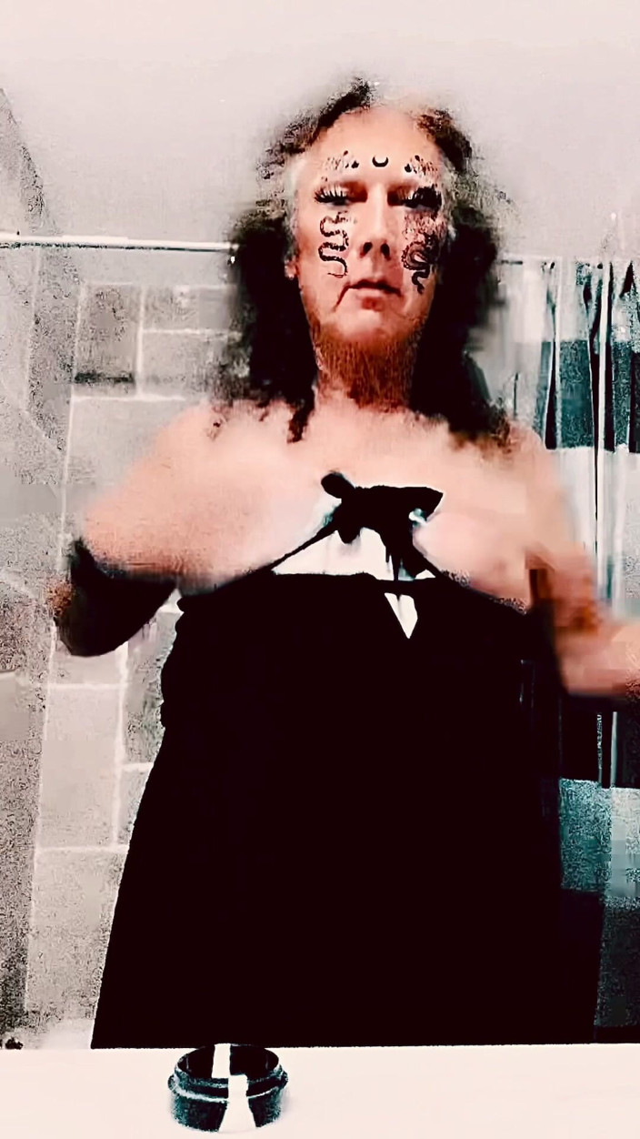 Kellie Kumcatcher: Kellie Kumcatcher尝试安全带椅子