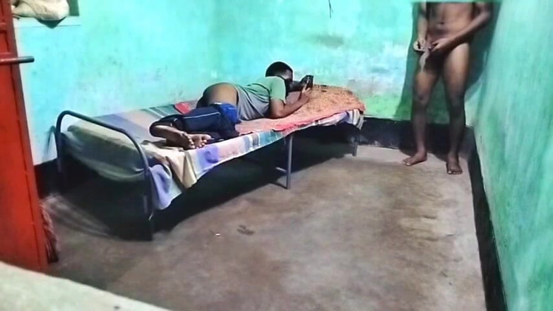 Desi Tits: Merekam video rekaman seks gay kakak lagi sendirian di webcam