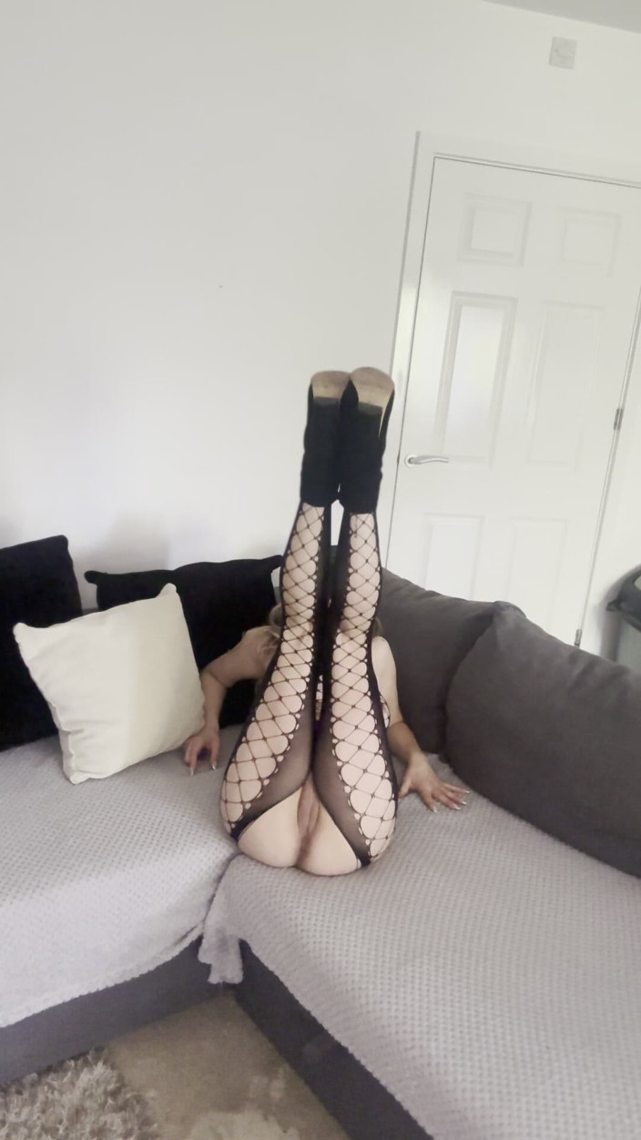 DebbieWaterfall: Debbie Waterfall vous montre sa chatte et joue