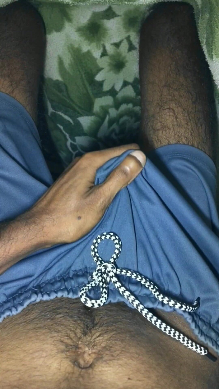 xbrownd02: Un ragazzo desi ha sborrata il suo grosso cazzo dentro...