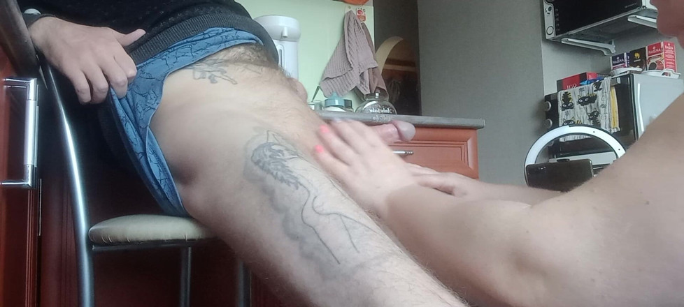 Zona901: Une grosse femme nue branle ma bite jusqu'à une éjaculation dans...