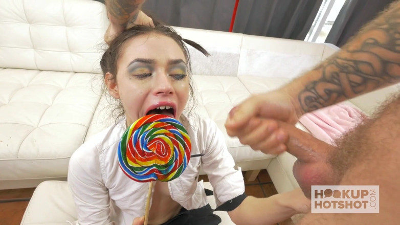 Hookup Hotshot: Lucie Cline tuổi teen đáng yêu được đụ mạnh từ anh chàng mà...