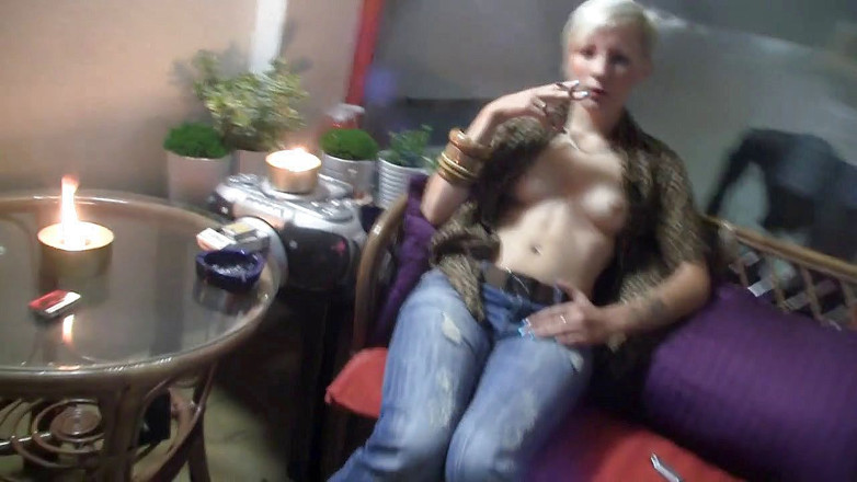 Facial flavor: Sexig blondie sitter och röker en cigarett i en romantisk...