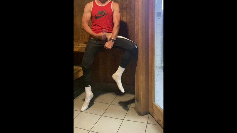 JockDad87: Dilf Jockdad87 is weer geil in de sauna!