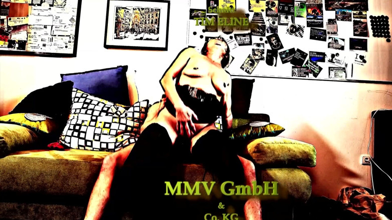 German Porn: Sexy blondýnka masturbuje a miluje kouření