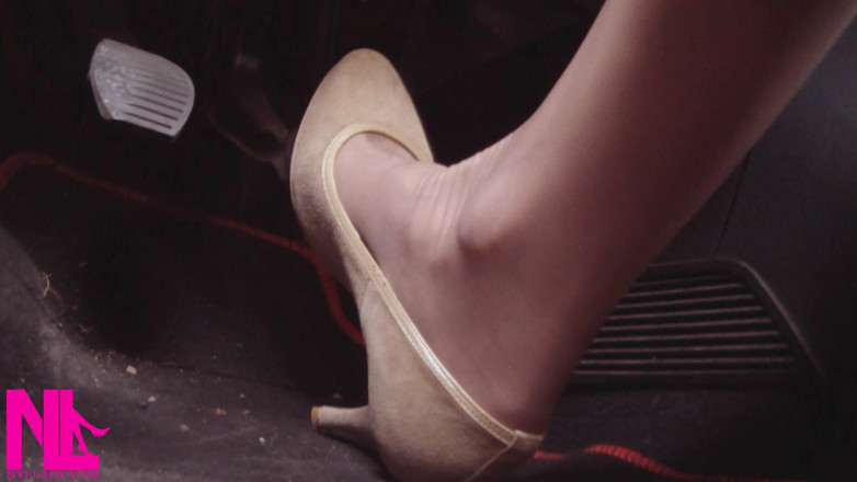 Nyllady: Conduire vite dans des pompes Beige sur le chemin de...