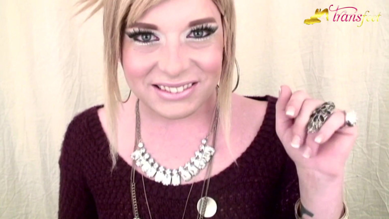 Trans and Cross-Dressers Feet: Blonďatá Tranny Mallory a její krásné růžové nehty