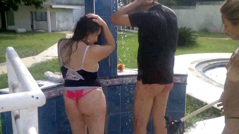 Femdom Austria: Memukul mereka di bawah kamar mandi