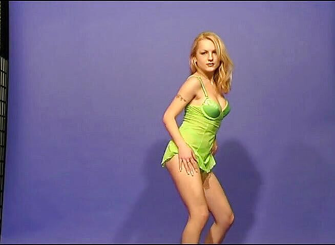Flash Model Amateurs: Linda chica rubia le encanta bailar desnuda
