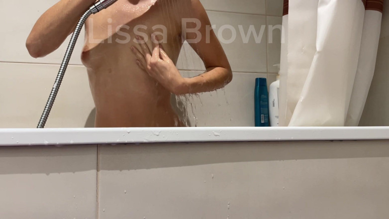 Lissa Brown: बालों वाली चूत का झाग, साबुन और बालों वाली चूत को हटाना। प्लस डिल्डो