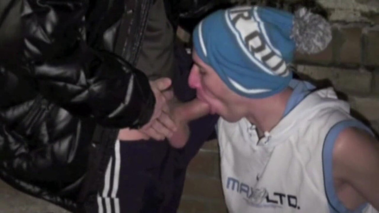 Sneaker gay: Français salope utilisée par un garçon scally avec domination en...