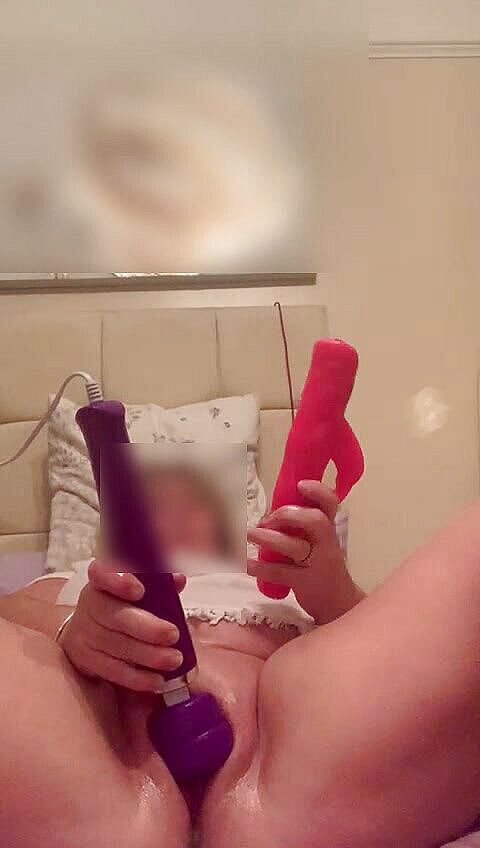Julie Cunningham: Julie Cunningham si masturba in webcam climax