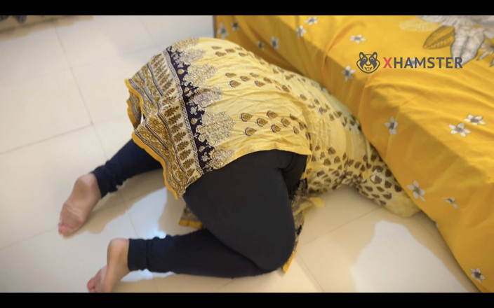 Aria Mia: 女朋友被男友卡在床底下时性交！