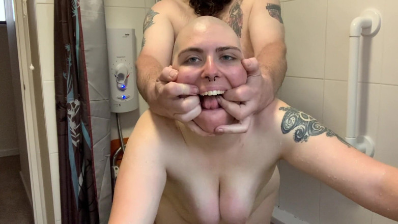 Rebecca Curves: Rebecca Curves recebe uma foda dura no chuveiro anal