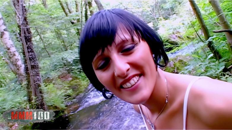 MMM100: La salvaje aventura anal de Alicia Dark en el bosque...