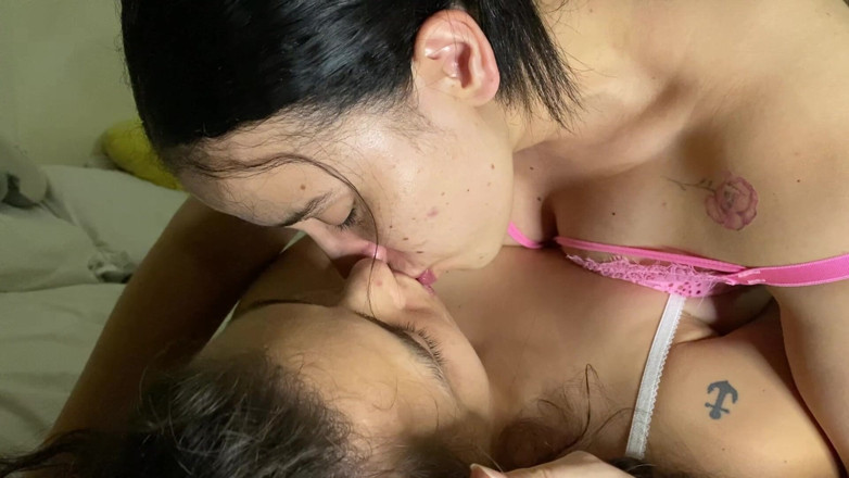 zoemelissa: Mi hermanastra chupa mi enorme y jugosa lengua