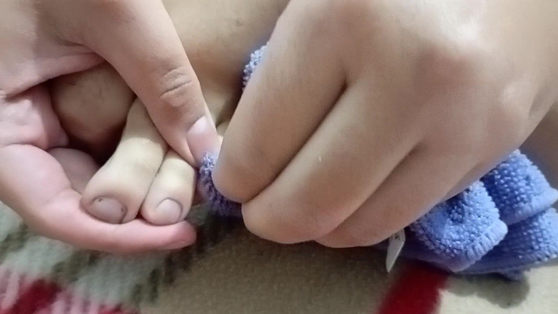Ramagruesa69: Une latina pulpeuse prend soin de ses ongles