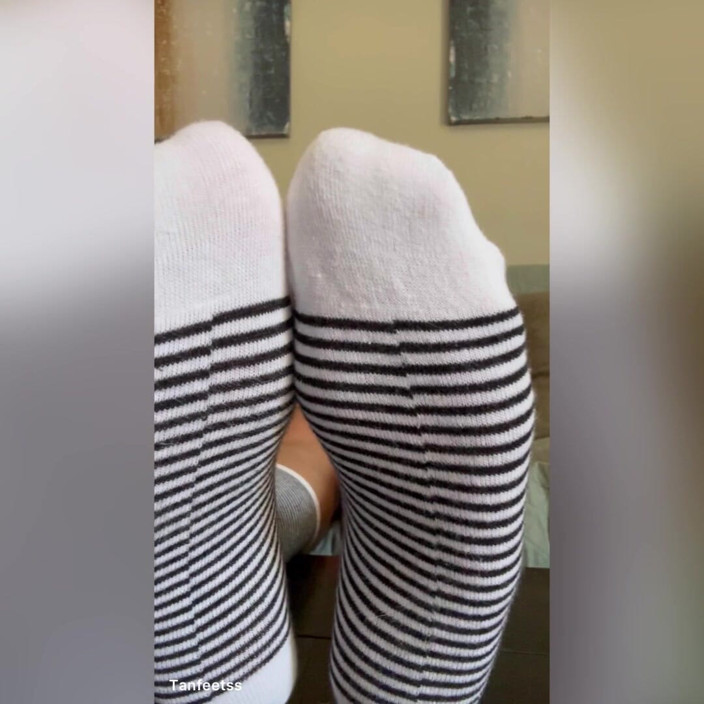 Tan feets: Latina tanfeets - meia silenciosa provoca sem remoção