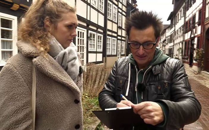 Strassenflirts by Magmafilm: Le drôle de Conny Badger fait un sondage... Exactement!