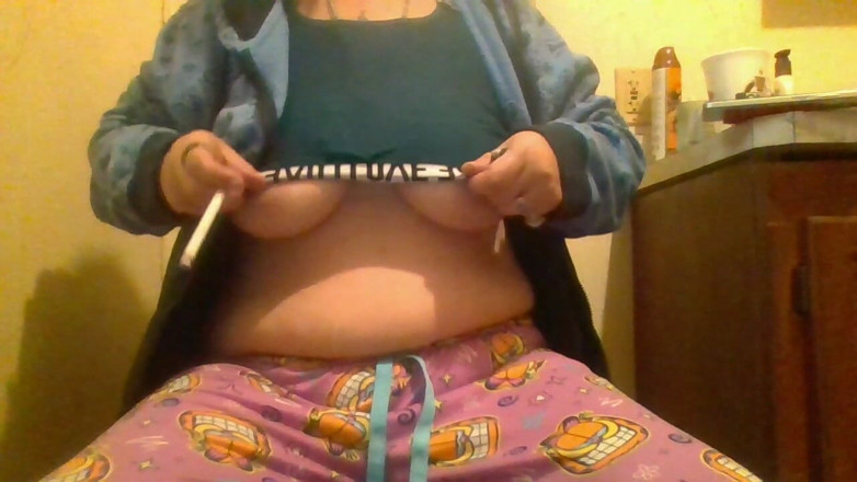 krazykristin: Strip tease rapidito baño shh don no ser atrapado