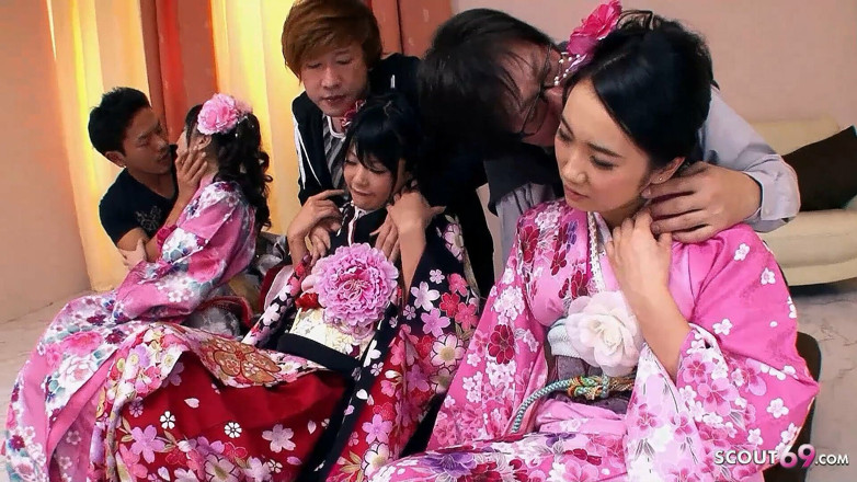 Asian porn collection: Rzadka japońska orgia z trzema uroczymi nastolatkami JAV z owłosioną...